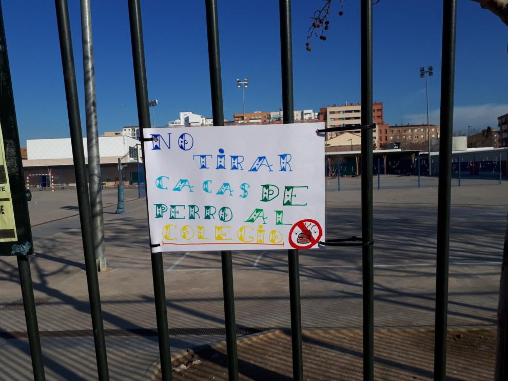 Un colegio se levanta contra las cacas de perro