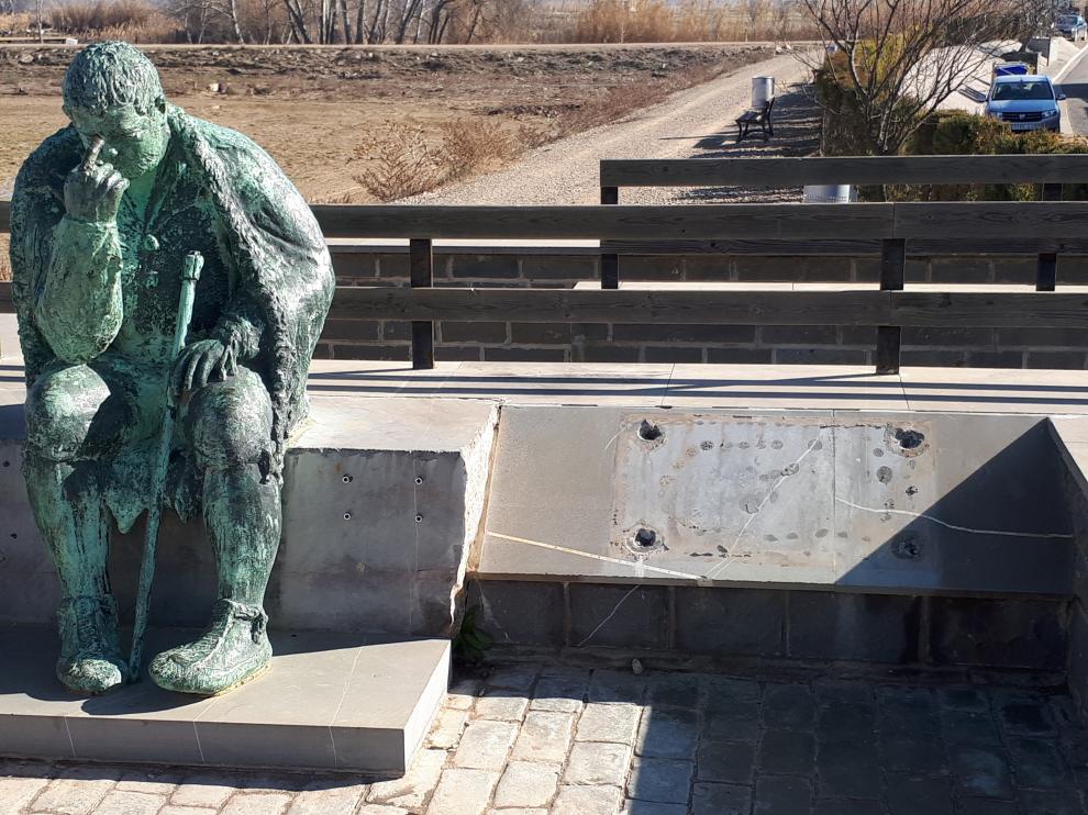 Junto a la escultura dedicada a Sancho Panza se observa el hueco vacío de la placa.