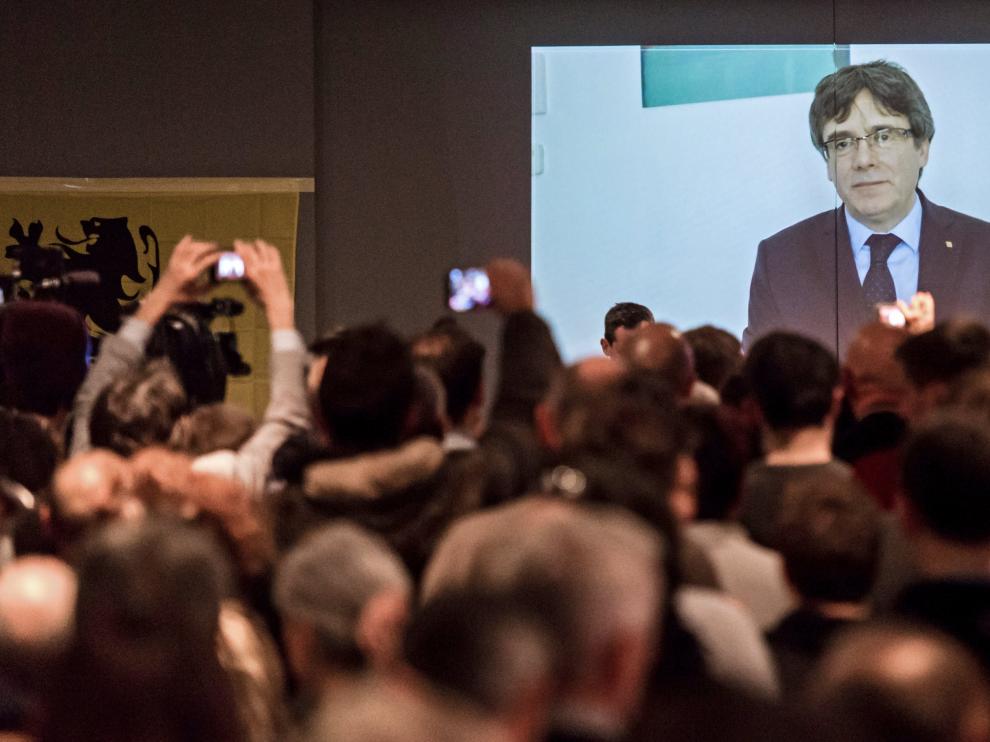El expresidente catalán en un vídeo proyectado por el N-VA en Lovaina.