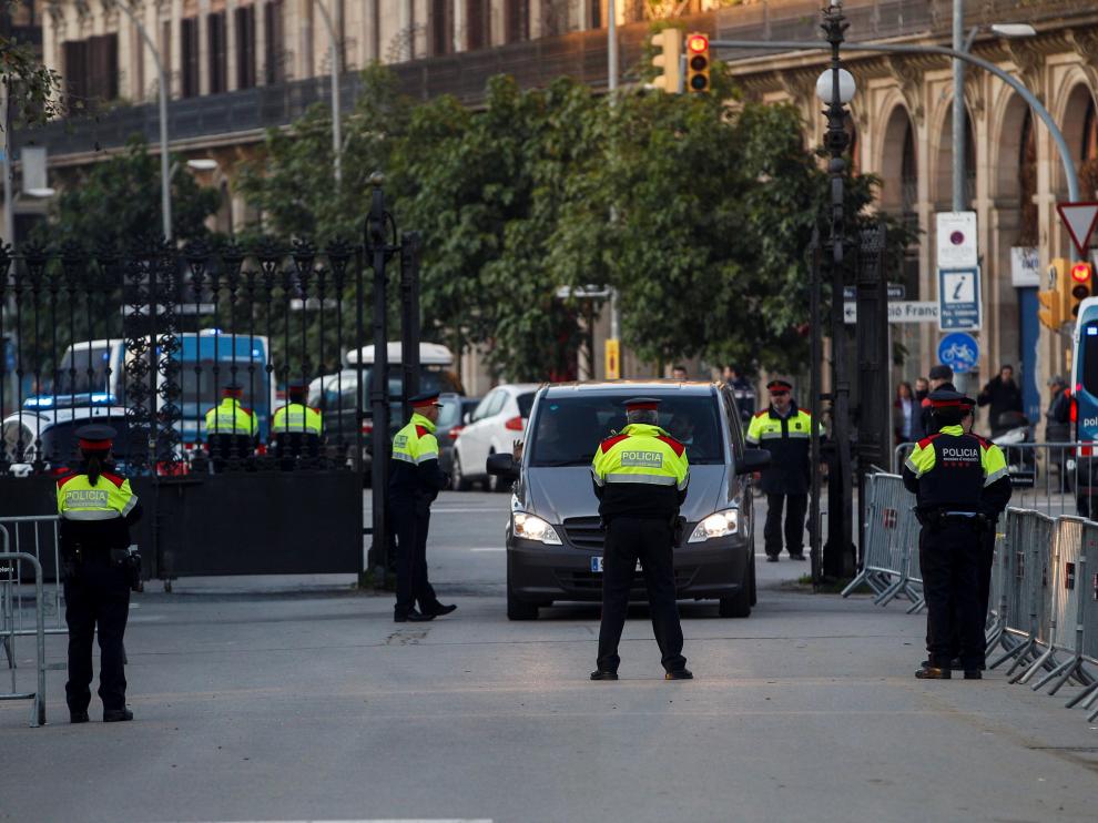 Vigilancia policial en los accesos del Parlament