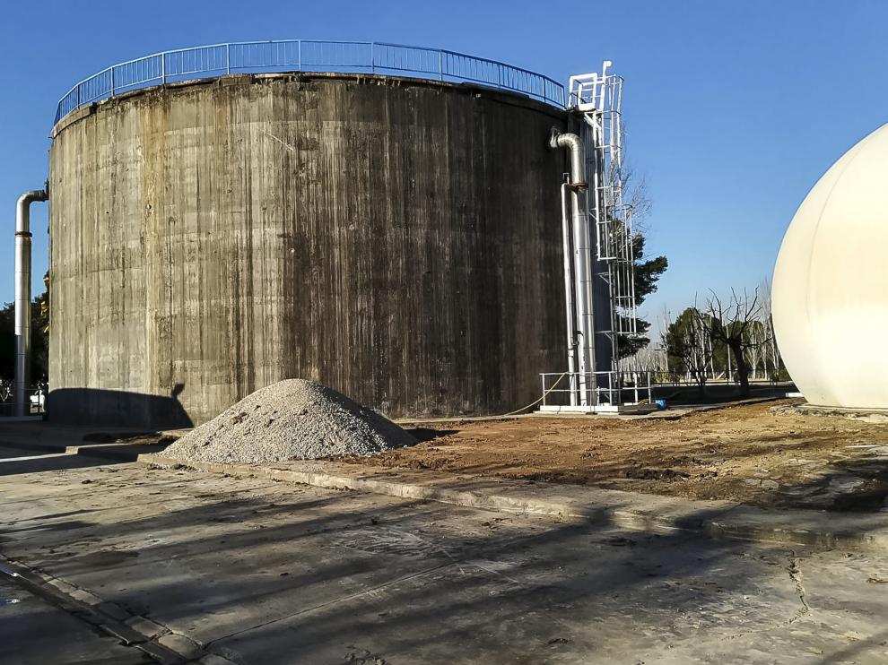 Los operarios han limpiado el fango desbordado del digestor y han retirado su cubrimiento térmico.
