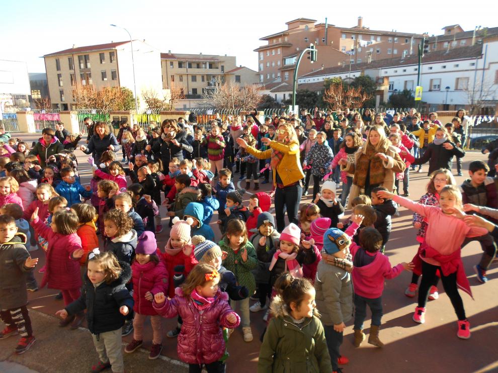 Las canciones y los bailes también han formado parte del Día Escolar por la Paz en el Joaquín Costa