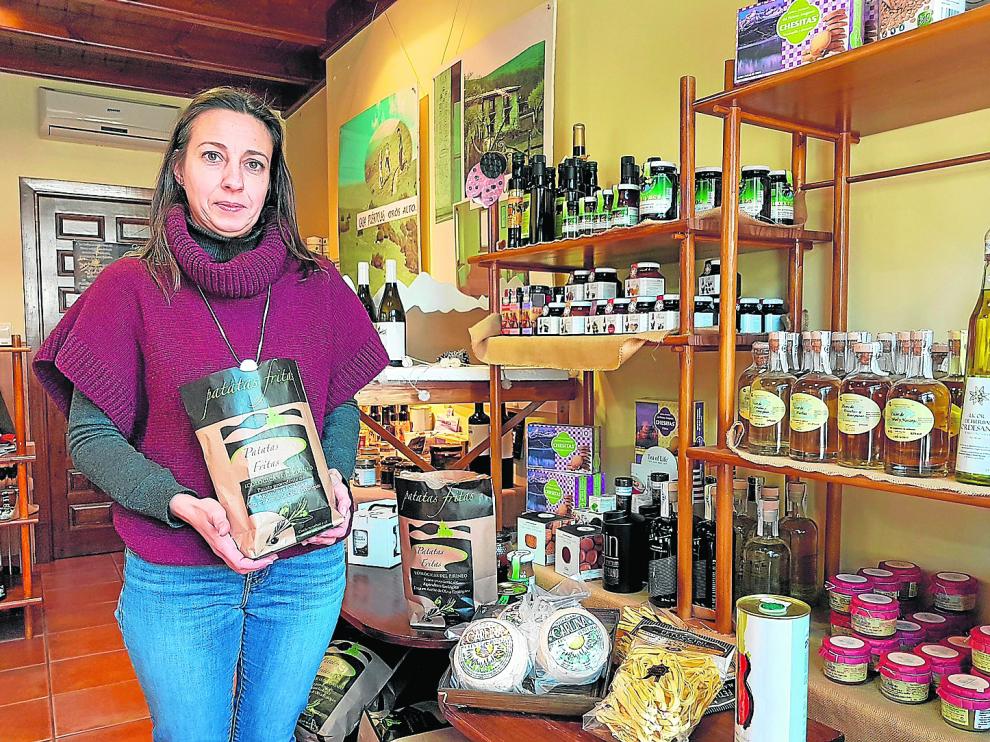 Sandra Catalán, junto a los expositores de su tienda Pyrene en Orós Alto.