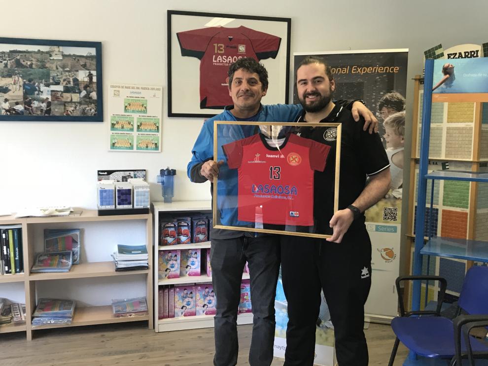 Néstor Oliva, coordinador de la base del BM Huesca junto a Toño Lasaosa, patrocinador de la cantera del club.