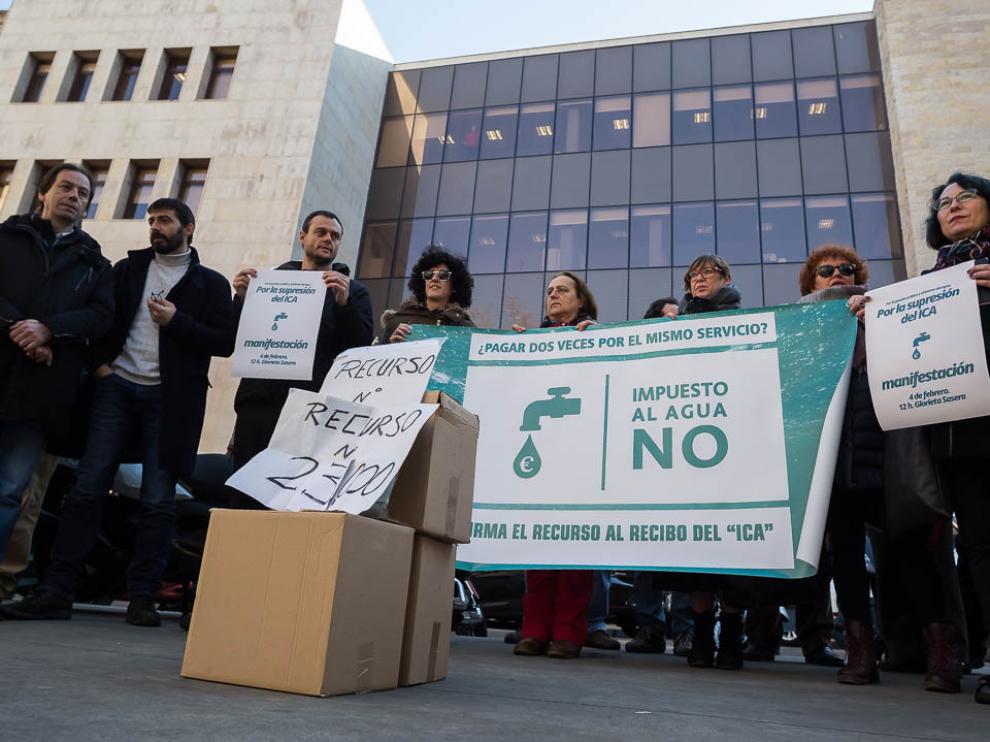 Foto de archivo de una protesta contra el impuesto del agua