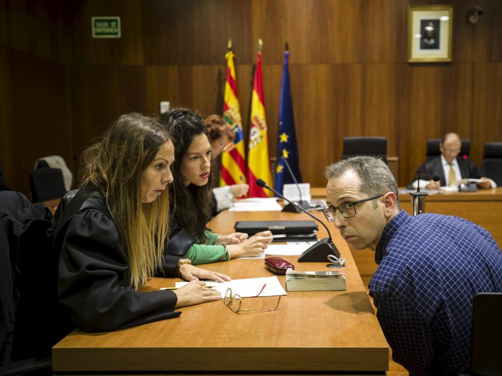 El acusado, hablando con sus abogadas durante la celebración del juicio por el crimen de Ricla en la Audiencia de Zaragoza.