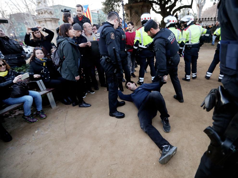 Momento de la detención de un hombre por los Mossos d'Esquadra.