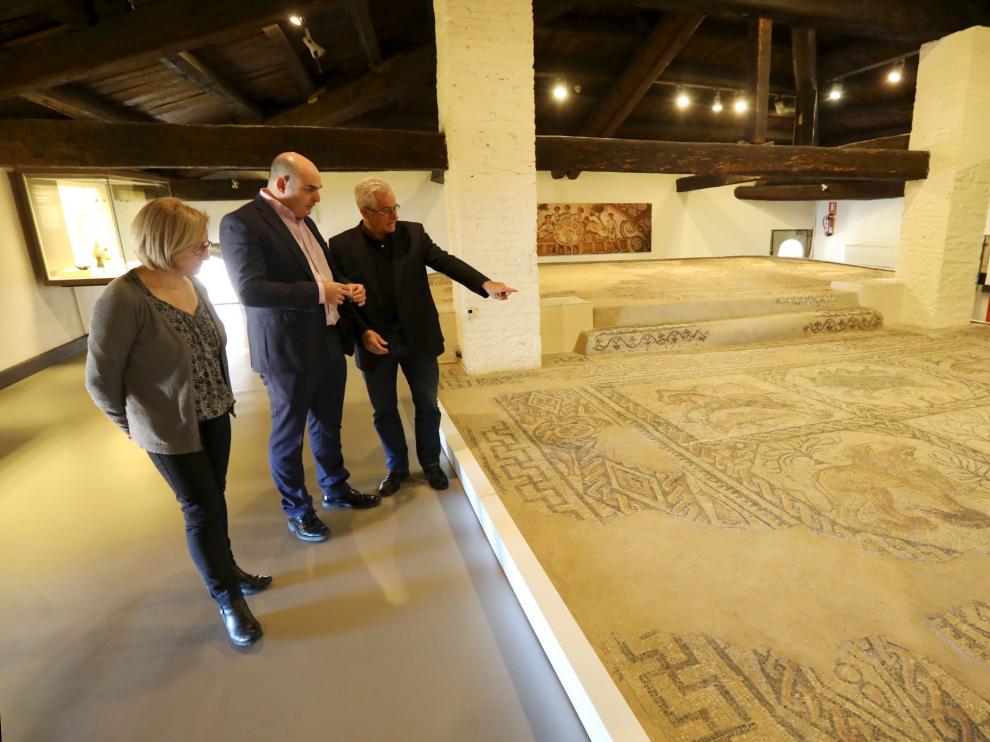 Pilar Punter -restauradora- Juan Carlos Gracia Suso -diputado del Museo- y Jaime Vicente -director del museo-, junto al mosaico restaurado.