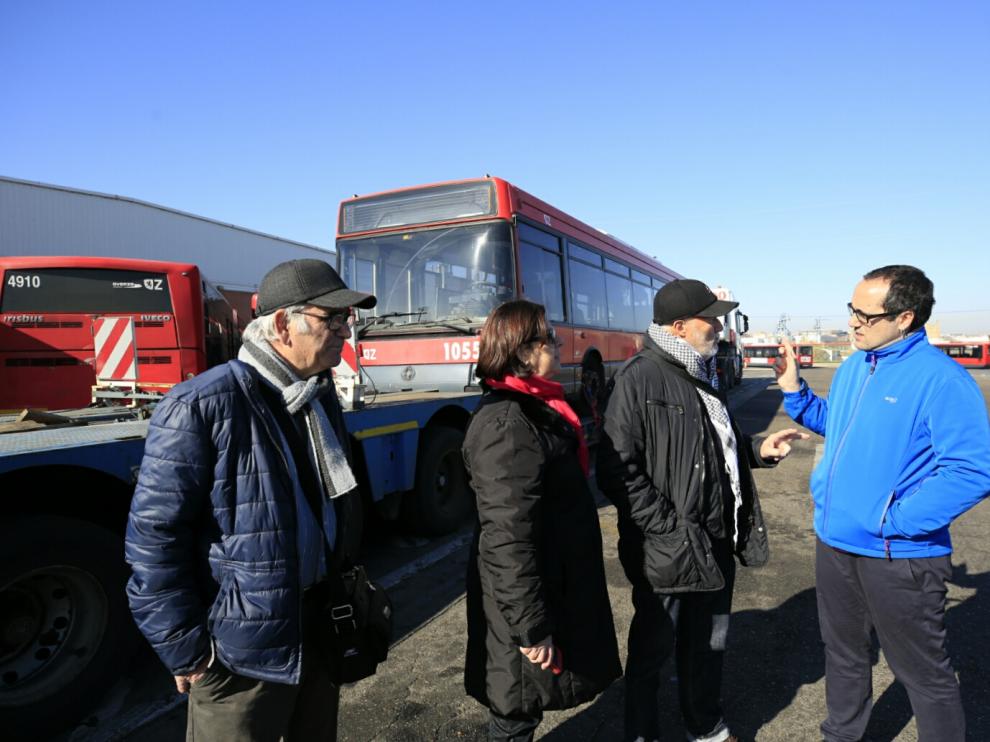 Alberto Cubero, a la derecha, con los responsables de la oenegé que llevará los buses a Cuba.