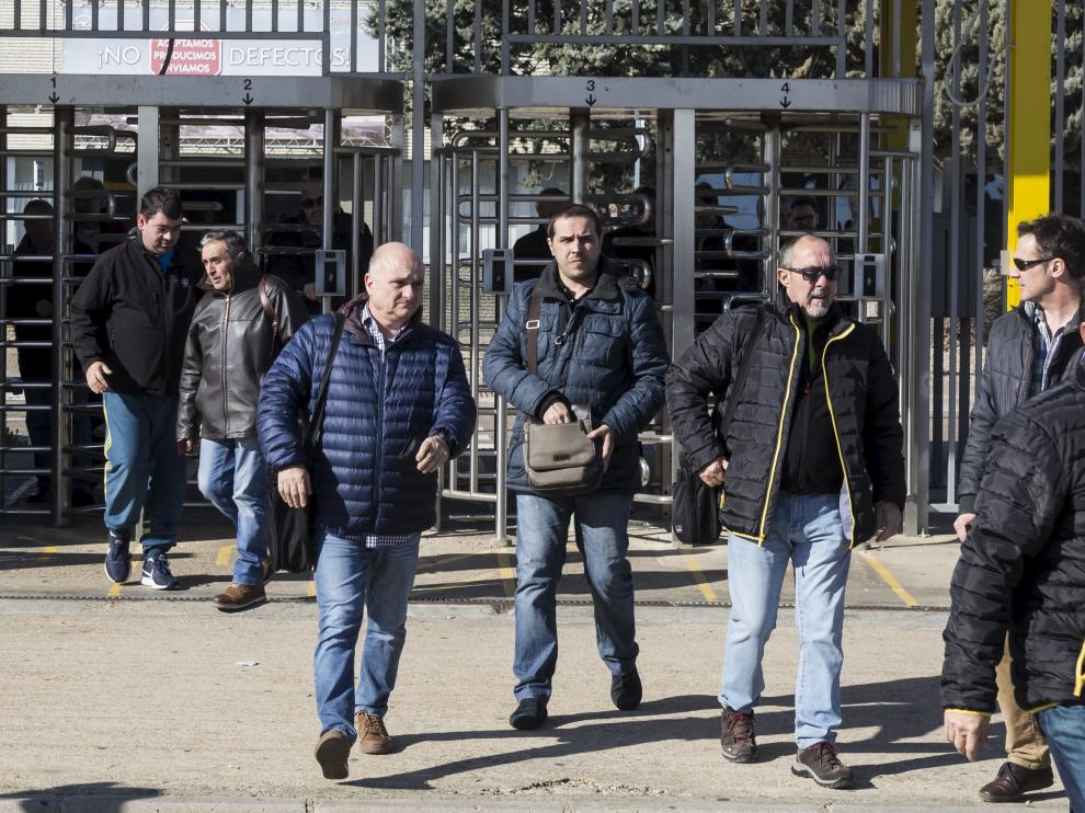 Trabajadores de Figueruelas, ayer en el cambio de turno de la factoría.