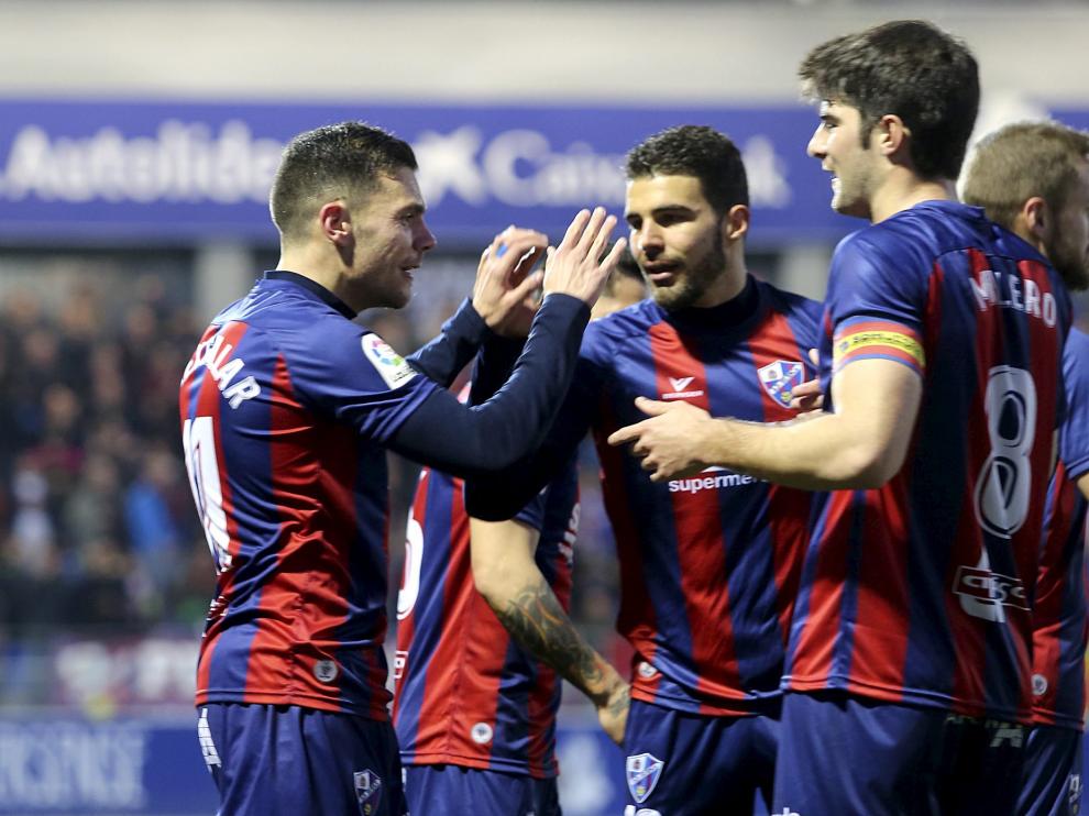 Jugadores del Huesca celebrando el 1-0 que le marcaron a Osasuna el pasado domingo en El Alcoraz y que supuso el triunfo azulgrana (1-0).