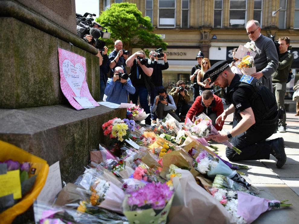 Notas, peluches y flores recordaron a las víctimas en el centro de Mánchester en los días posteriores al atentado.