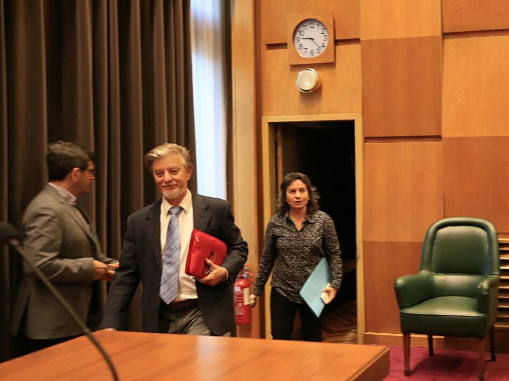 El alcalde, Pedro Santisteve, este martes antes de iniciarse el pleno del Ayuntamiento de Zaragoza.