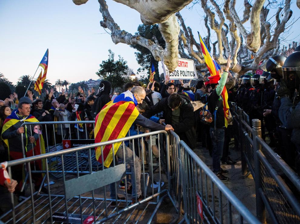 Enfrentamientos entre independentistas y Mossos a las puertas del Parlament el pasado mes de enero.