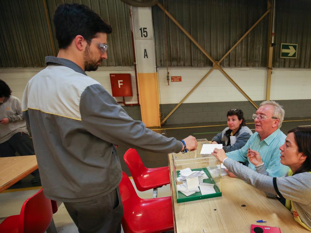Un trabajador vota en el referéndum convocado en la planta de Figueruelas.