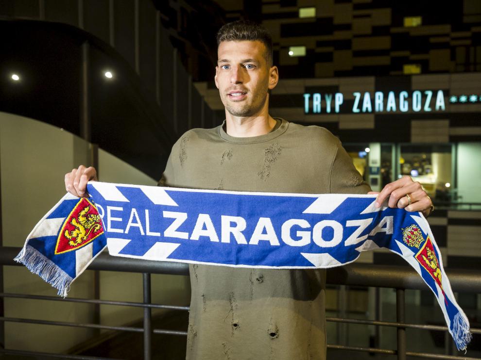 Bruno Perone, ayer, en Zaragoza, ya incorporado a la disciplina del club aragonés.