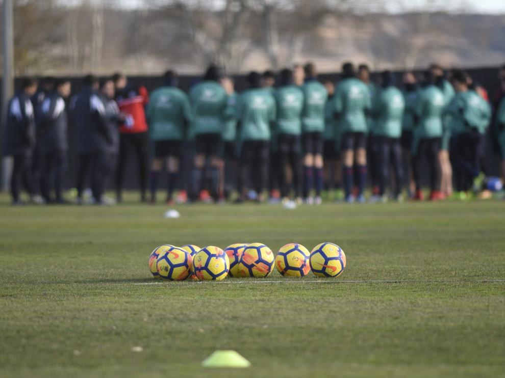 La plantilla de la SD Huesca antes de comenzar un entrenamiento.