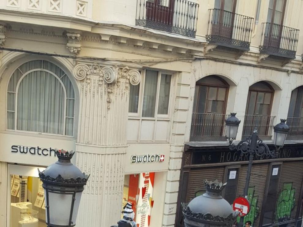 Una de las farolas de la calle Alfonso, sin la cabeza central.