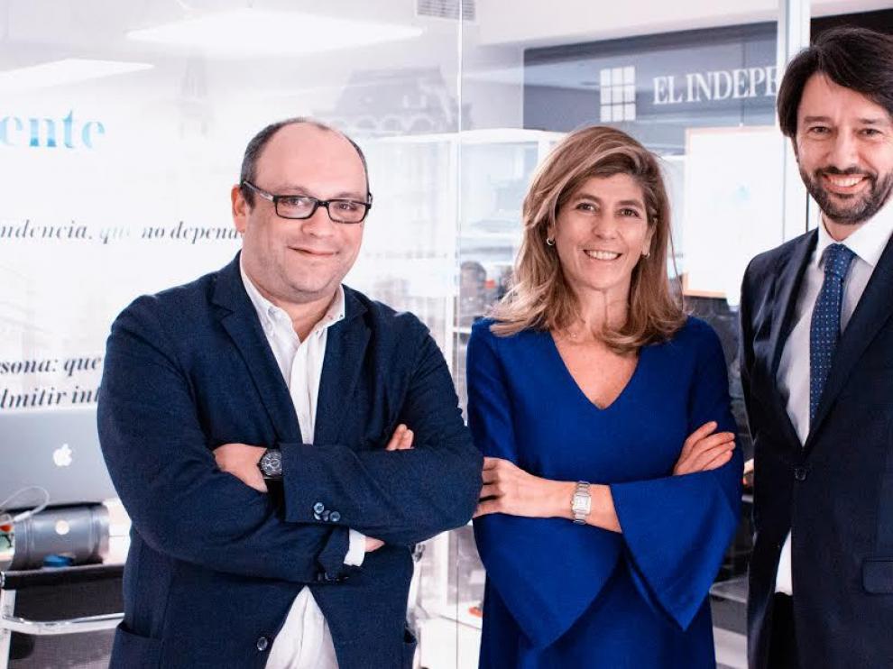 De izquierda a derecha, Gabriel González, director comercial de medios nacionales de Bluemedia, Hortensia Fuentes, directora general de Bluemedia, y Pablo Caño, director general de El Independiente.