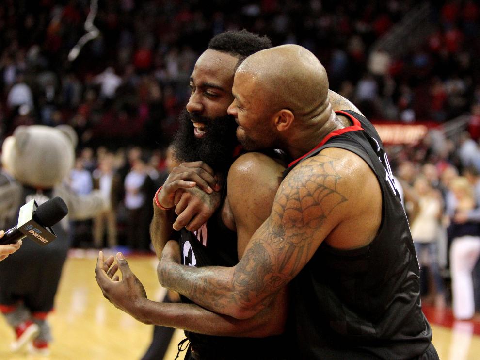 James Harden, abrazado por PJ Tucker tras lograr 60 puntos antes Orlando.