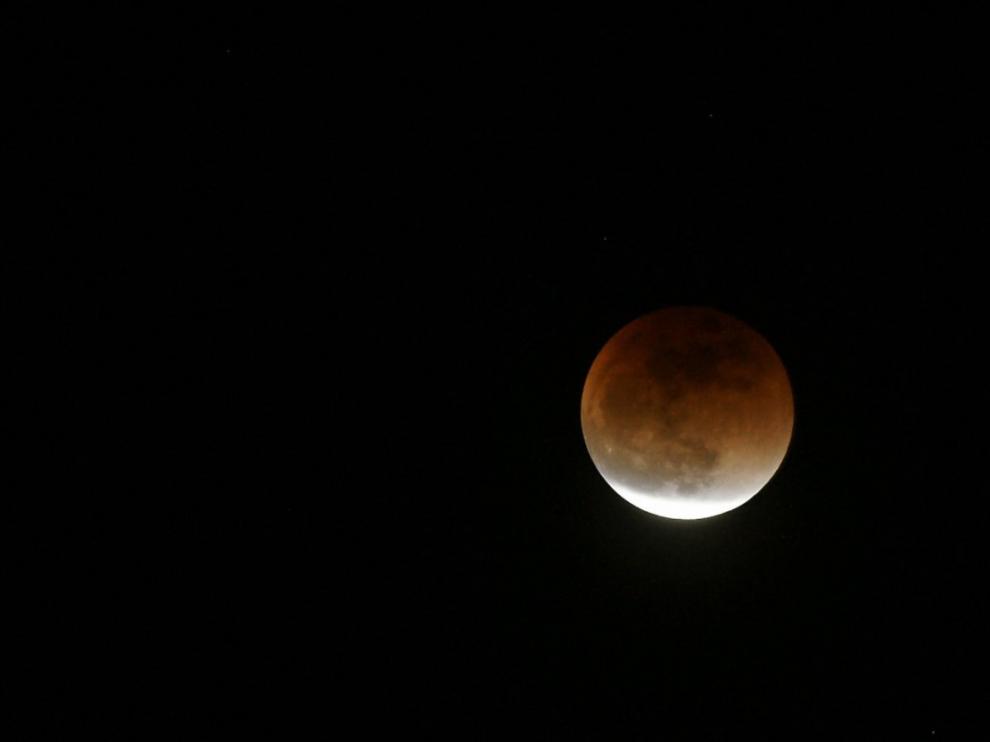 Roja y enorme, así se ha visto en Japón la Luna en esta noche de eclipse.