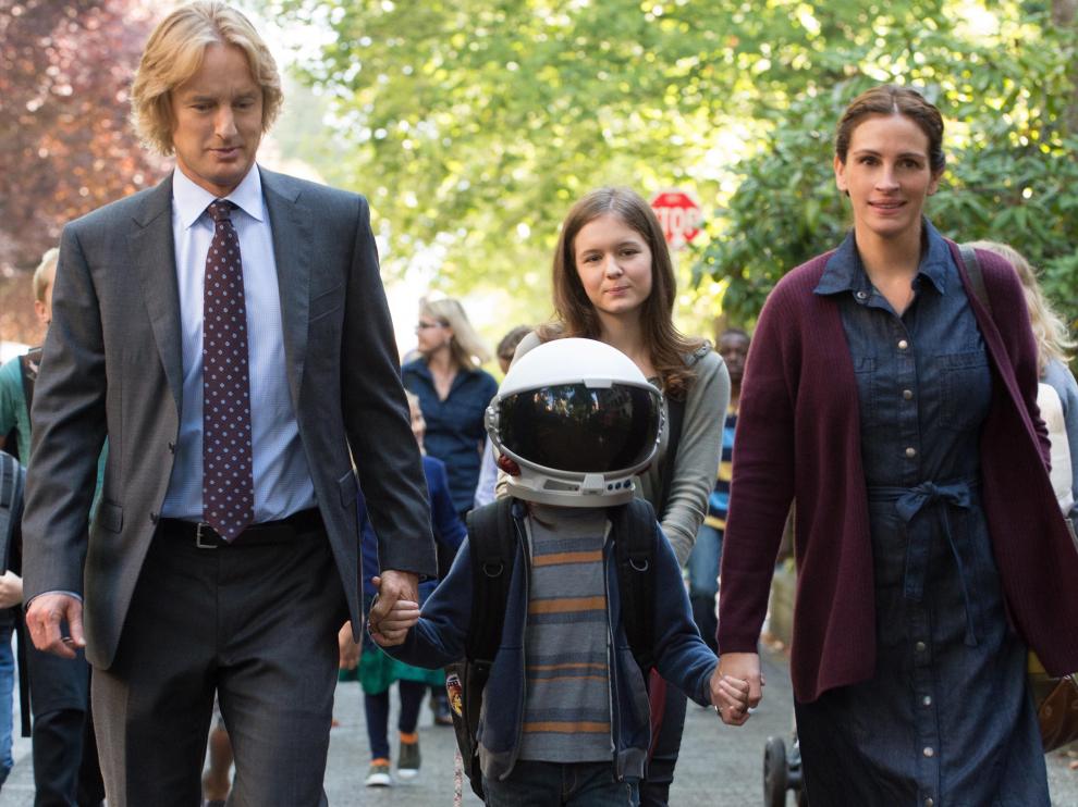 Imagen de la película 'Wonder', cuando Auggie va al colegio acompañado por sus padres.