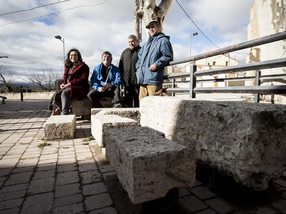 Eva Frago, Pedro Morales, Luciano Berna y Enrique Jiménez, con las antiguas piedras de riego en primer plano.