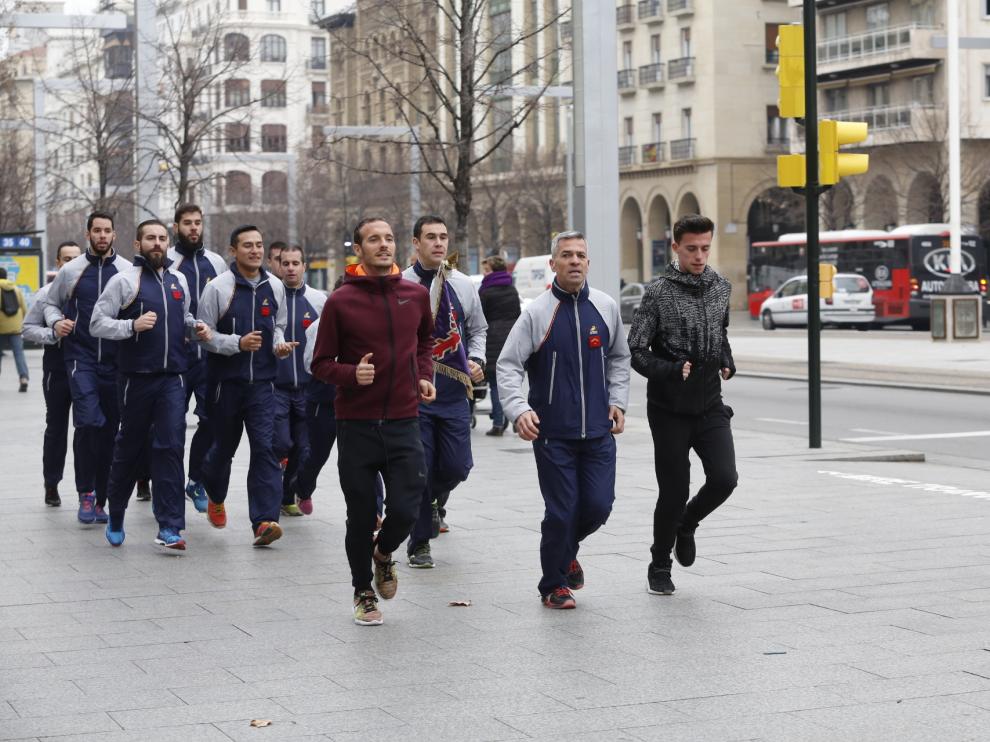 Varios miembros de la Brigada Aragón I, junto a Toni Abadía y Carlos Mayo, llegando este jueves a la antigua Capitanía General de Zaragoza
