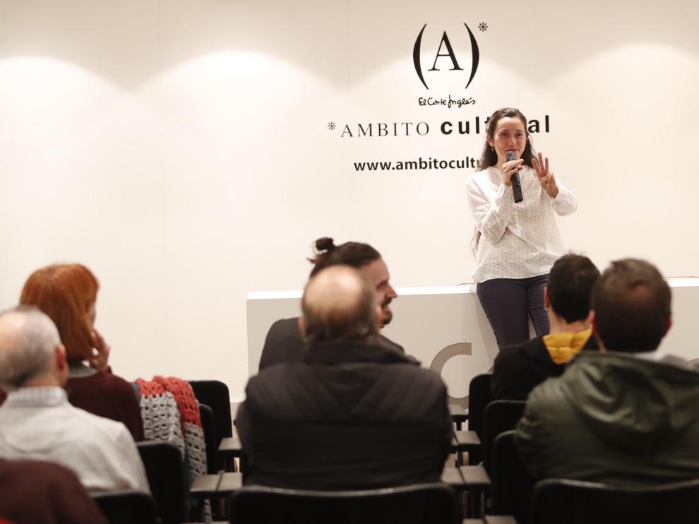 Aránzazu Navarro, una vasca de Baracaldo afincada desde niña en Zaragoza, ante algunas de sus piezas.
