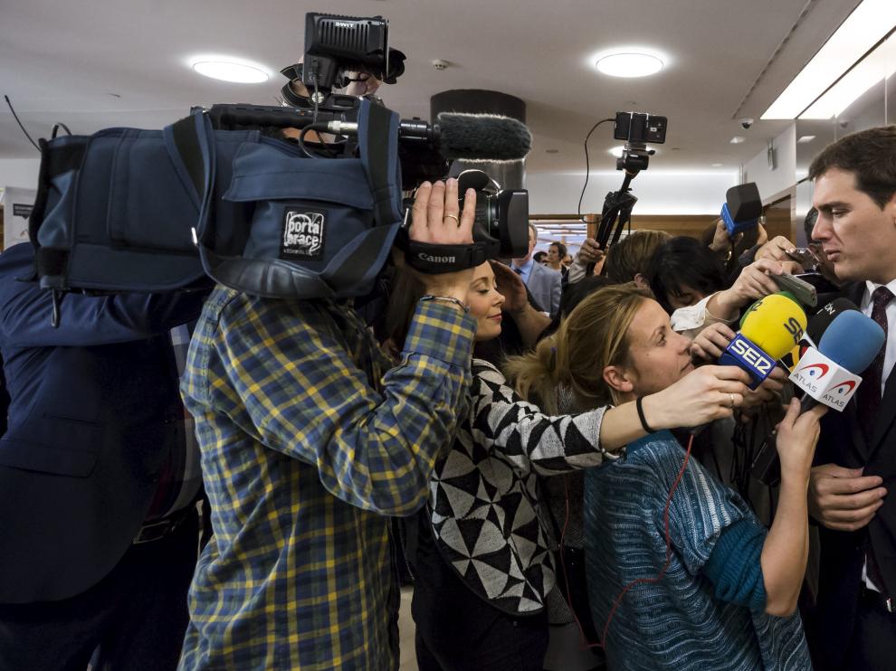 El presidente de Ciudadanos Albert Rivera realiza unas breves declaraciones a los medios de comunicación