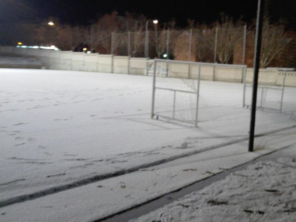 Un campo de fútbol cubierto de nieve en Teruel.