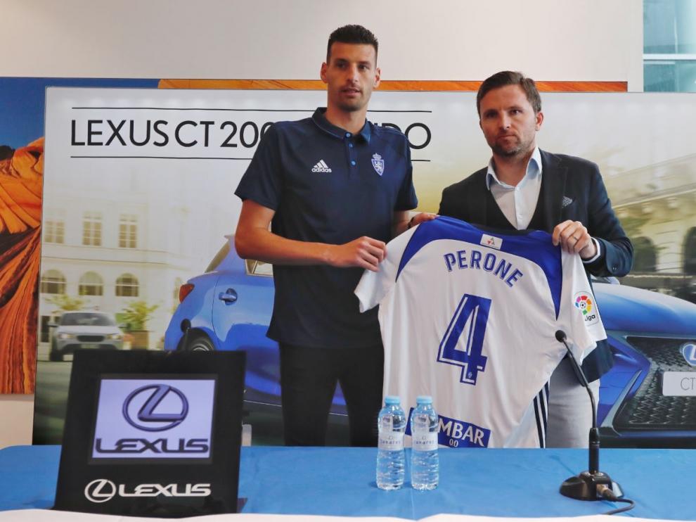 Bruno Perone, con el director deportivo, Lalo Arantegui, en su presentación oficial como jugador del Real Zaragoza este jueves.
