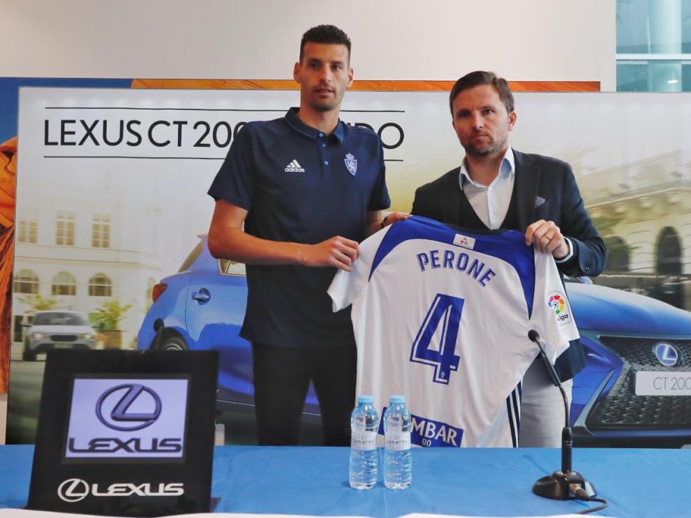 Perone, junto a Lalo Arantegui, posa en su presentación con la camiseta número 4 que hasta el pasado fin de semana lució Jesús Valentín, ahora en el Córdoba.