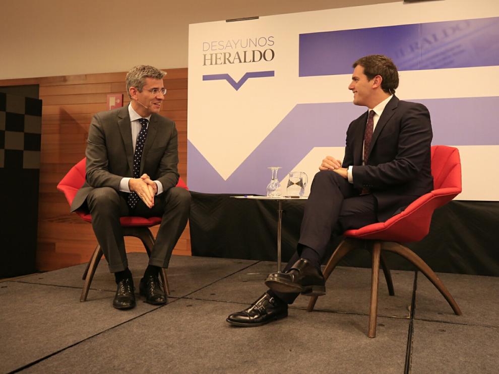 Albert Rivera, acompañado por el director de HERALDO, Mikel Iturbe,en el acto de este jueves.