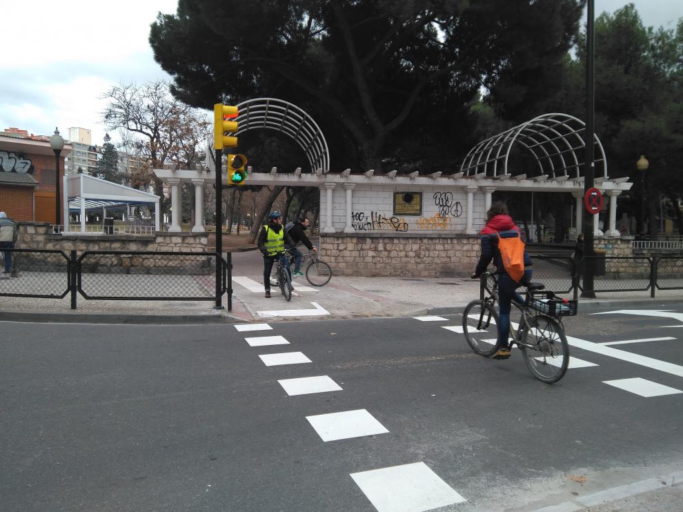 El nuevo carril bici desemboca justo en una de las entradas del parque Pignatelli.