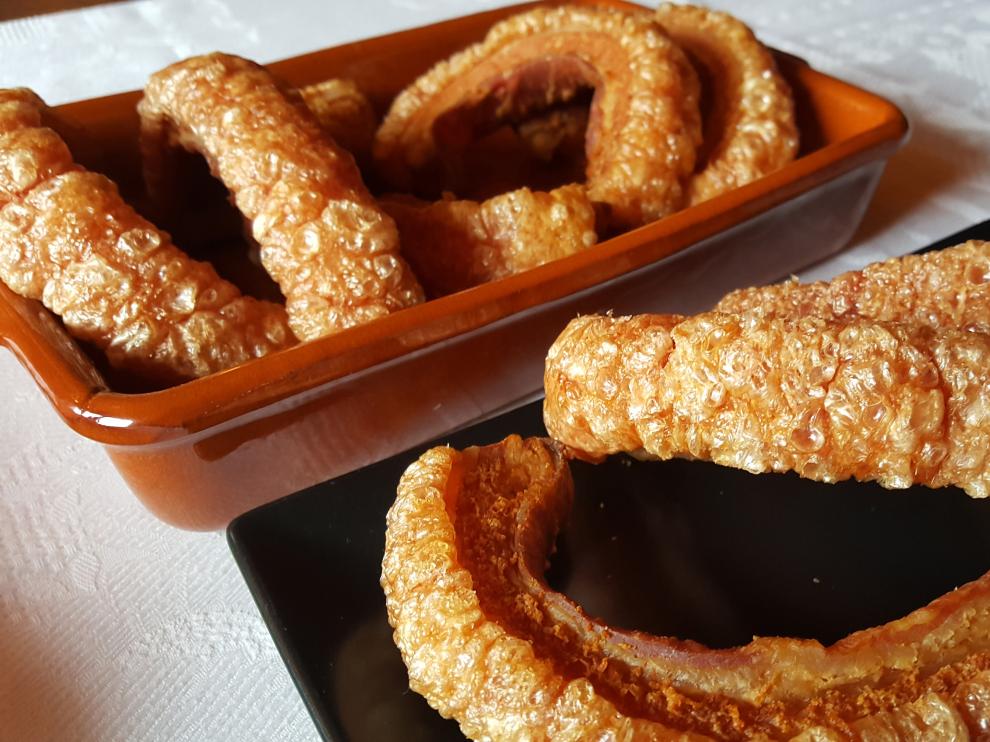 Los torreznos son unos de los protagonistas indiscutibles de la barra del bar.