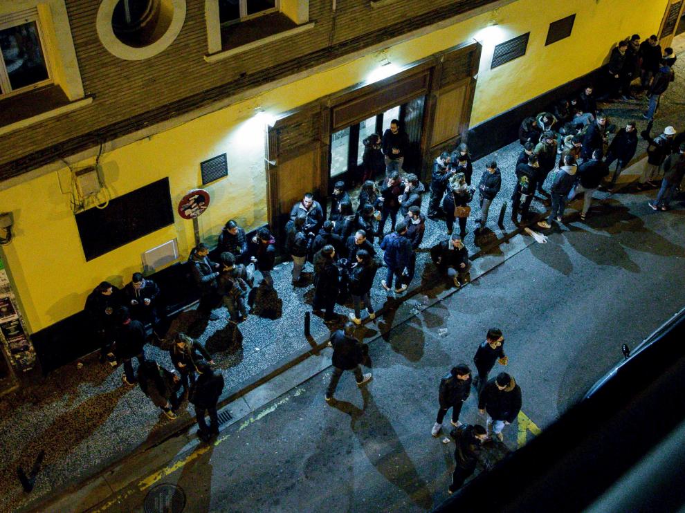 Las quejas vecinales por el botellón en Moncasi y Maestro Marquina se han redoblado en las últimas semanas.
