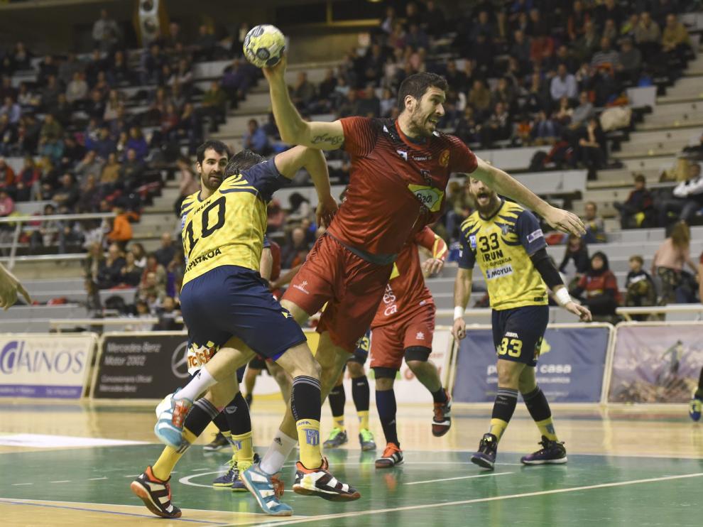 Alberto Val prueba el lanzamiento tras ganar un balón en los seis metros.