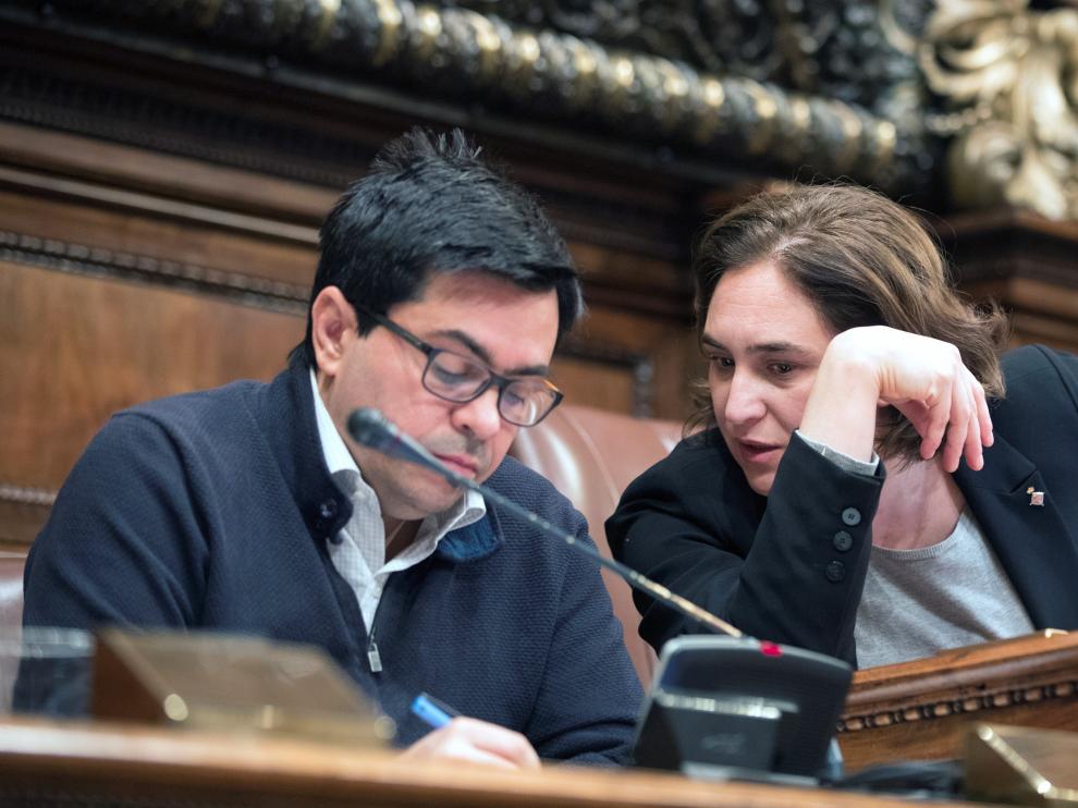 La alcaldesa catalana Ada Colau junto al teniente de alcalde Gerardo Pisarello, durante un pleno extraordinario.