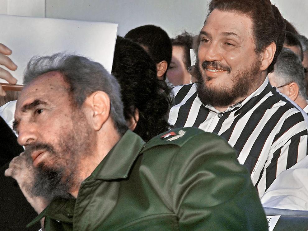 Fidel Castro Díaz-Balart junto a su padre en una imagen de archivo.