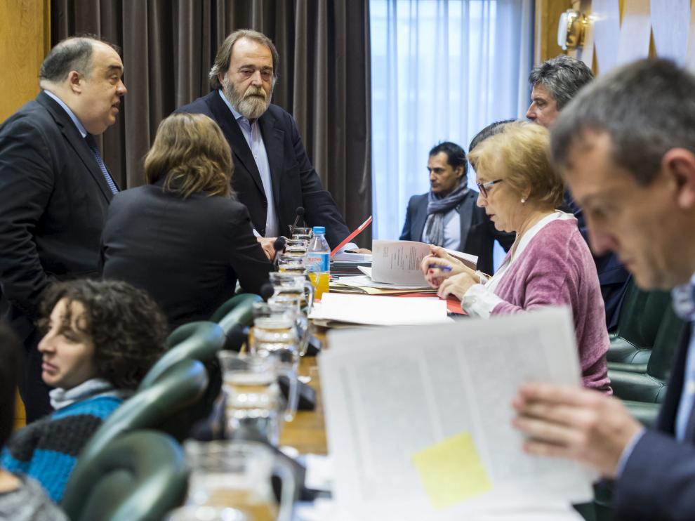 Al fondo, el portavoz socialista, Carlos Pérez Anadón, junto a otros concejales de su grupo, durante el pleno de este viernes.