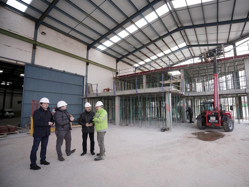 Responsables de la Diputación Provincial en su visita a las obras del parque de bomberos de Montalbán