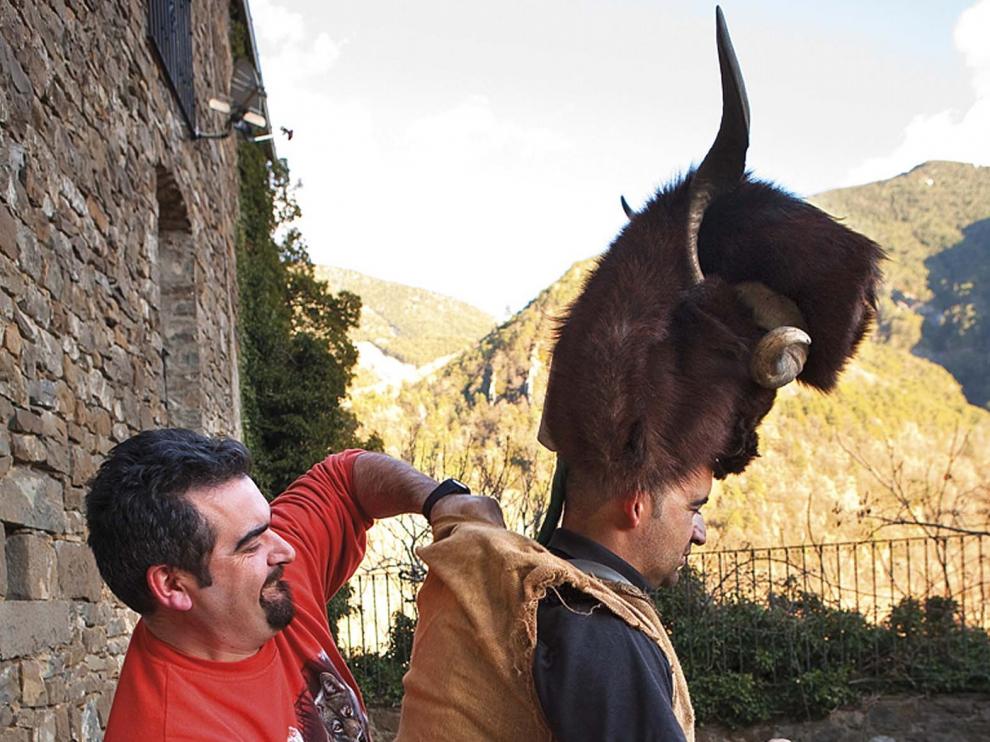 Vistiendo al 'Carnabal' de Torla.