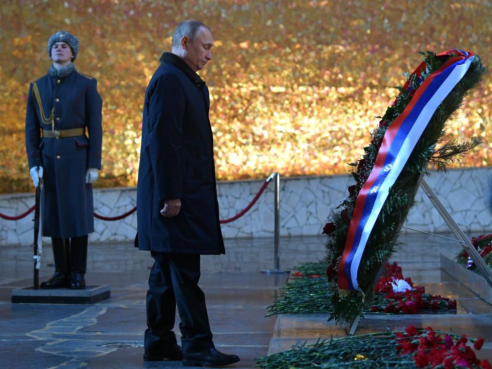 Putin se desplazó a Volgogrado, actual Stalingrado, para hacer una ofrenda floral en la Sala de la Gloria Militar del memorial de Mamáev Kurgán.