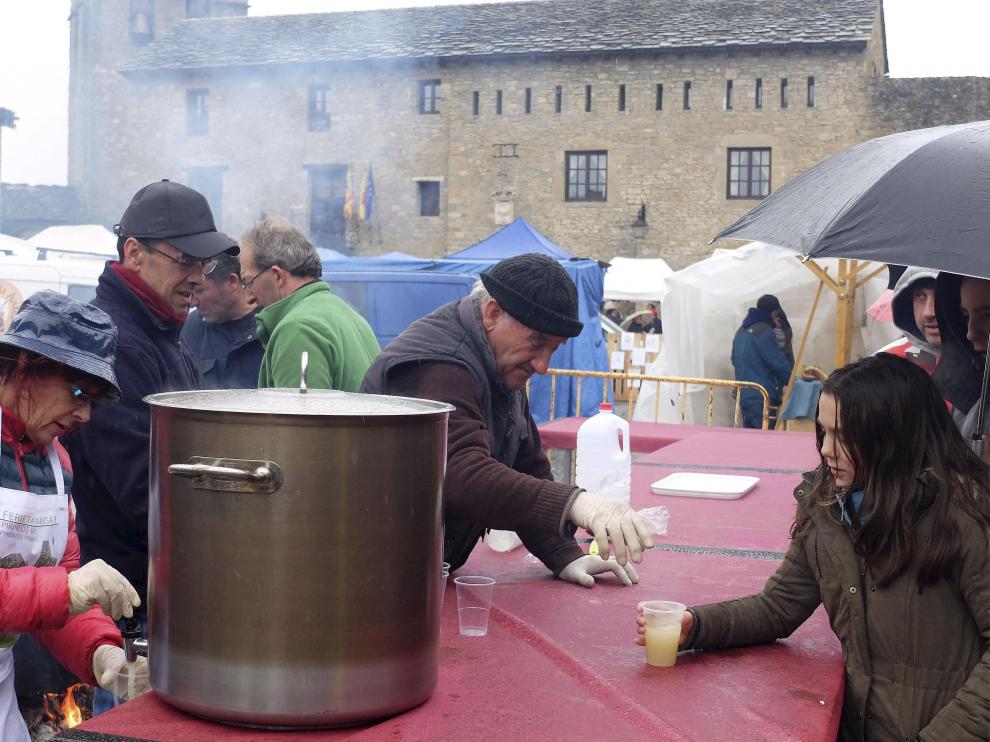Reparto de caldo de gallina de Sobrarbe.