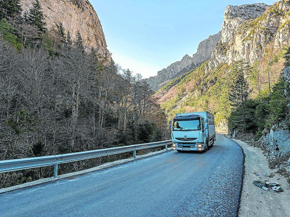 El problema de la carretera es su estrechez. Las obras mejorarán la seguridad.