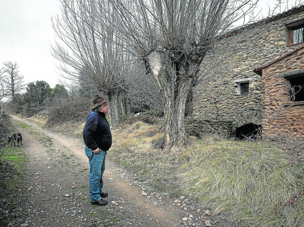 José Sánchez contempla el viejo molino de Alcalá en el que reside desde hace dos décadas.