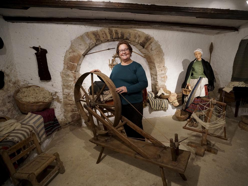 Carmen Leonor Pérez Nages, junto a una rueca de hilar en el museo sobre la lana que ha creado en su casa de turismo rural.