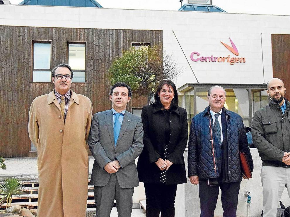 Carmen Urbano, en el centro, con responsables de AIAA y ponentes de las jornadas sobre e-commerce celebradas en Zaragoza.
