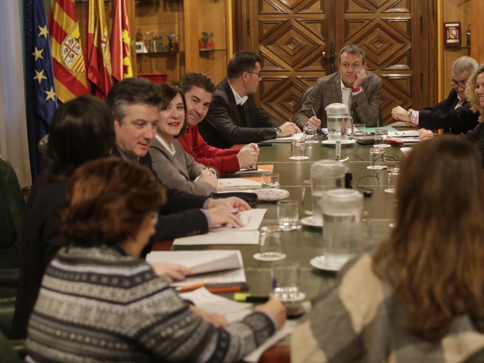 Los miembros de la comisión municipal de deudas entre el Ayuntamiento de Zaragoza y la DGA han concluido sus trabajos este lunes,